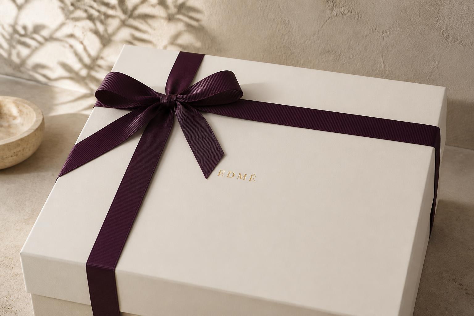 Ivoren geschenkdoos met aubergine lint voor weelderig palmbehang in pruim en bladgoud